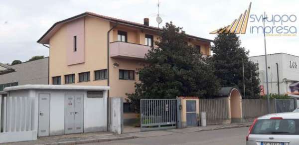 Foto CAPANNONE INDIPENDENTE CON UFFICI IN AFFITTO A MELZO