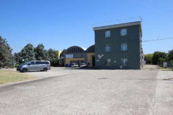 Foto Capannone industriale di 9 locali in Affitto[2732 mq]