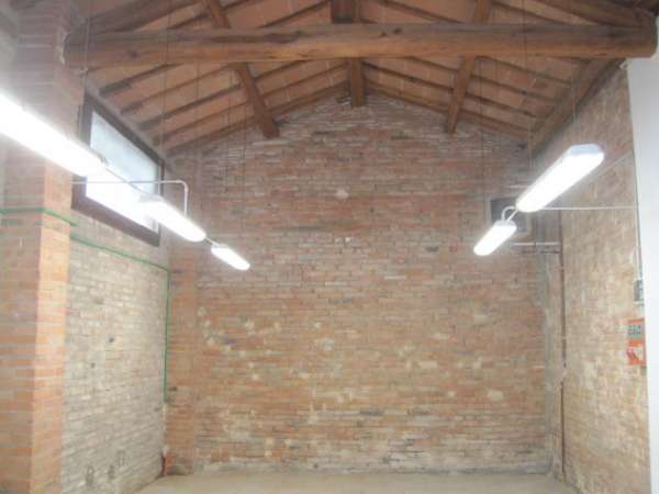 Foto CAPANNONE MAGAZZINO LABORATORIO RISCALDATO CON BAGNO PARCHEGGIO