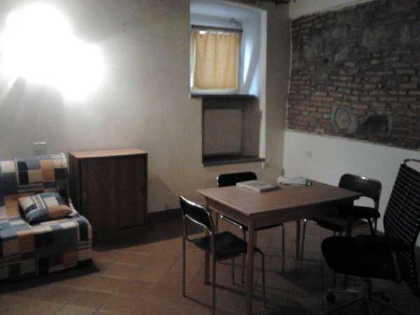 Foto CAPIAGO INTIMIANO.AMPIO MONOLOCALE ARREDATO SENZA SPESE