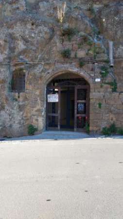 Foto CASA E CASA propone in affitto un'opportunit  irripetibile: un ampio locale commerciale (Negozio C/1) in posizione ottima e centralissima a Pitigliano