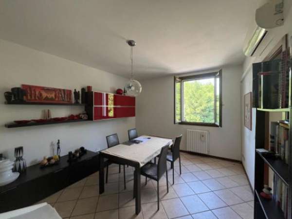 Foto Casa indipendente di 180 m con pi� di 5 locali e box auto in affitto a Carpi