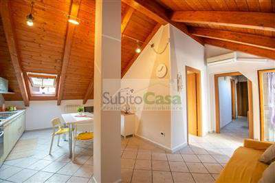 Foto Casa indipendente di 4 locali in Affitto