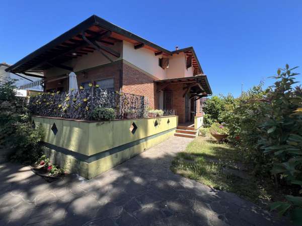 Foto Casa indipendente in affitto a Camaiore