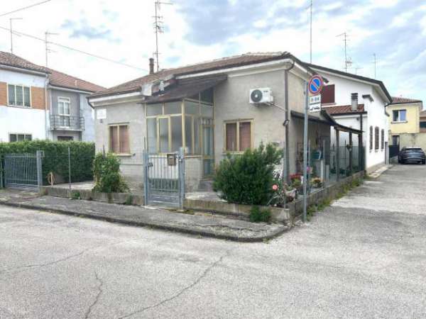 Foto Casa indipendente in affitto a Ferrara - 3 locali 50mq