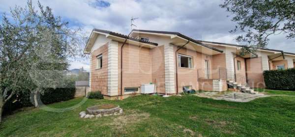 Foto Casa indipendente in affitto a Isernia