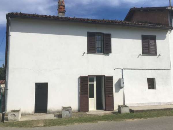 Foto Casa rustica con giardino