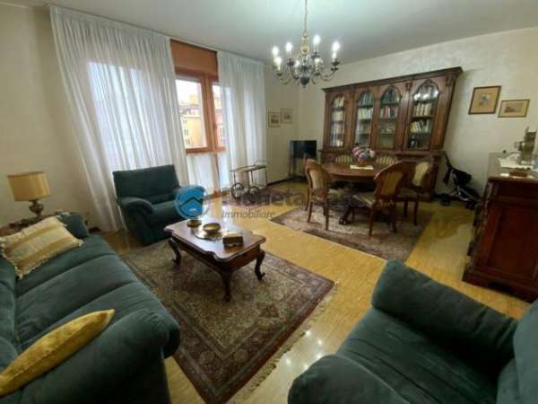 Foto CENTRO (via Trieste): tricamere biservizi arredato, con garage