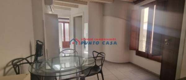 Foto CENTRO STORICO � Pressi Corso Italia � Bilocale arredato al 2p. s/a � 40 mq ca. Buone condizioni. Euro 370 CL G