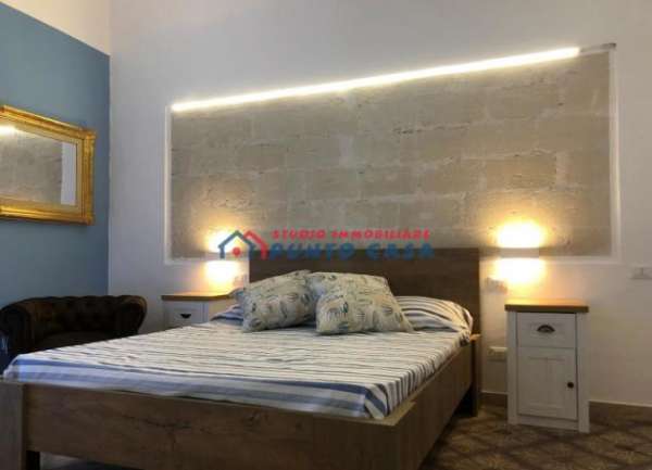 Foto CENTRO STORICO  Via Carolina  Bilocale arredato al 2 e ultimo p. s/a  50 mq ca. Ristrutturato. Solo affitto transitorio fino ad Aprile. Euro 350.