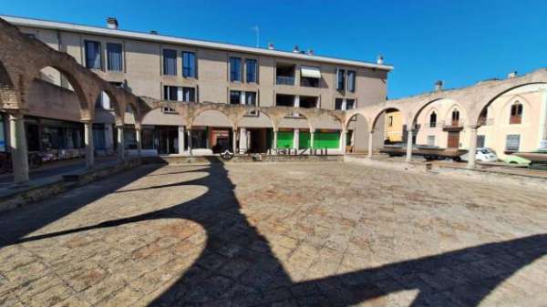 Foto CENTRO STORICO: Fano - nel cuore del storico proponiamo in affitto locale commerciale con grande visibilit  vicino a corso matteotti.
all interno del