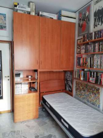 Foto cerco coinquilino, offro stanza a Milano Sud, adiacenze metro 4 Frattini