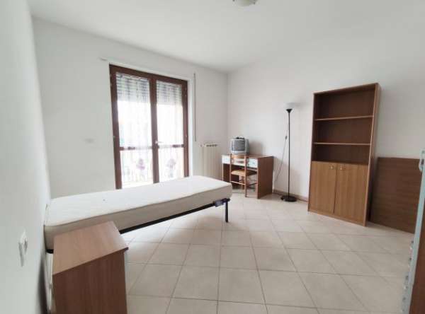 Foto CHIETI SCALO CAMERA FRONTE CAMPUS COMPRESO SPESE X STUDENTE MASCHIO 3CAM-2WC