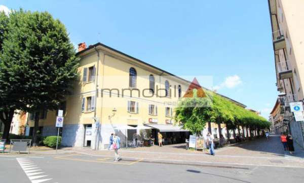 Foto Cologno Monzese, locale commerciale in prossimit  del centro.