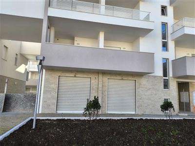 Foto Commerciale - Tre vetrine a Semicentrale, Polignano a Mare