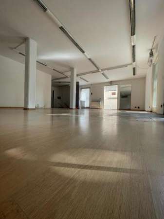Foto Commerciale in affitto a Camaiore