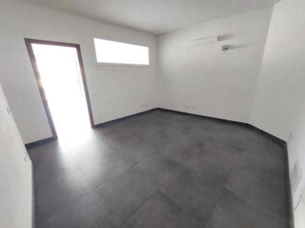 Foto Commerciale in affitto a Sarzana