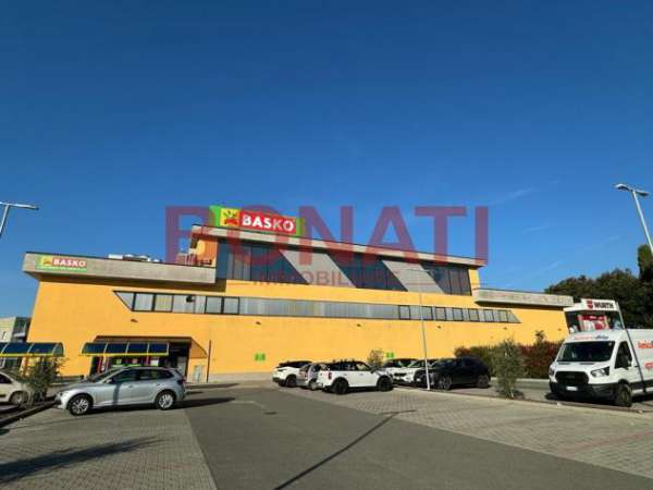 Foto Commerciale in affitto a Sarzana