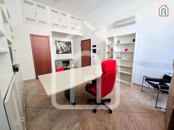 Foto Comodo Locale ideale per Studio Ufficio