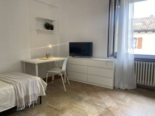 Foto Comodo posto letto con utenze, spese e servizi inclusi