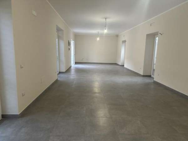Foto COMUNE DI PARETE(CE) FITTO LOCALE COMMERCIALE DI NUOVA COSTRUZIONE DI 103 MQ CON 3 PUNTI LUCE RICHIESTA 700 MENSILI TRATTABILI NO PERDITEMPO