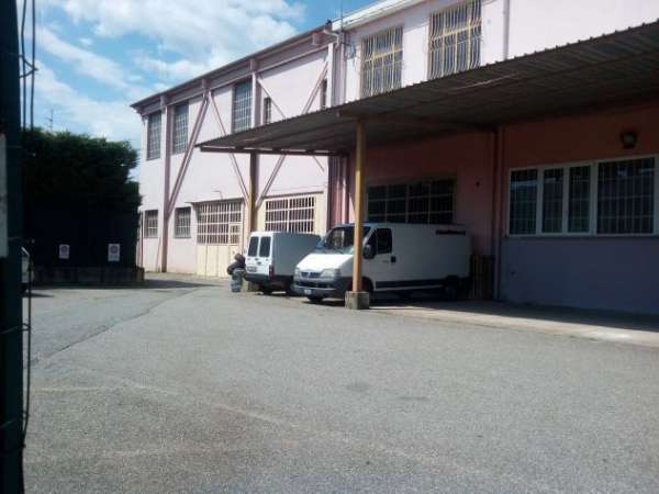 Foto Cossato Ampio negozio/magazzino