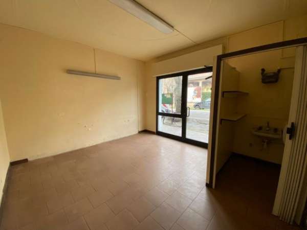 Foto Da privato a privato piccolo negozio