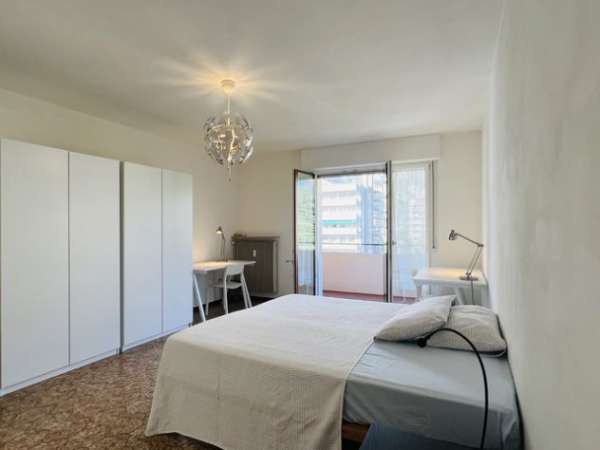 Foto Due posti letto in ampia doppia in zona servita disponibili da Settembre