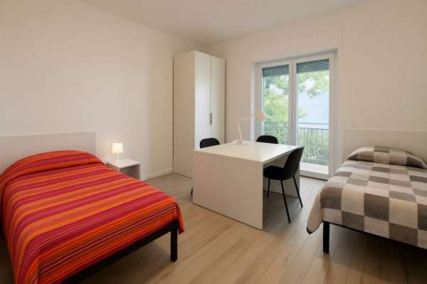 Foto Due posti letto in stanza doppia con balcone per studenti universitari