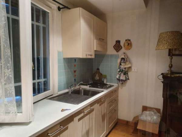 Foto Elegante monolocale con travi a vista