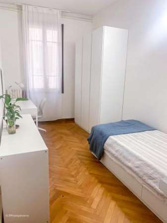 Foto Elegante singola vicina al centro [PD_CTR1-A_S3]