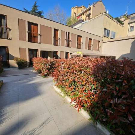 Foto Elegante villetta con doppio giardino e box privato � Via Stilicone 33, Milano