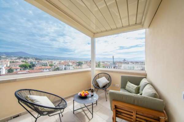 Foto Eleganza e Comfort nel Cuore di Firenze: Attico con Terrazza Panoramica e Due Camere Matrimoniali