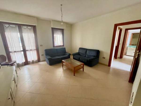 Foto EURO 600 MENSILI - Trilocale arredato via ALGHERO