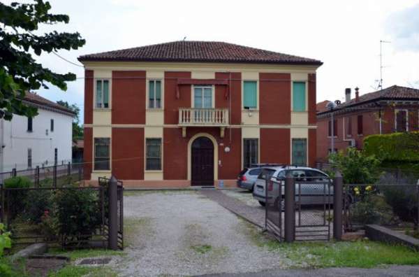 Foto Ferrara, bilocale arredato