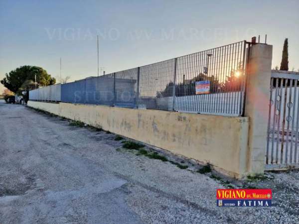 Foto FITTASI - VIA CASTELLUCCIO - SEMINTERRATO MQ. 315 + PIAZZALE MQ. 500.