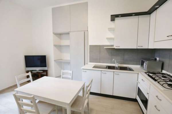 Foto Fitto ampia camera matrimoniale uso singola via T. Grossi, centro Como