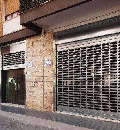Foto FITTO AMPIO LOCALE COMMERCIALE - VIA TARANTO, 12-13/B