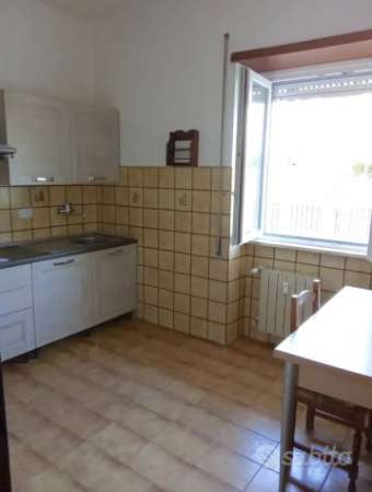 Foto FIUMICINO ISOLA SACRA LUMINOSO TRILOCALE ARREDATO