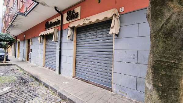 Foto Giffoni Valle Piana via Scarpone Locali commerciali mq 109