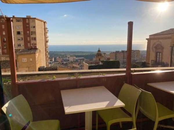 Foto Immobile commerciale con canna fumaria