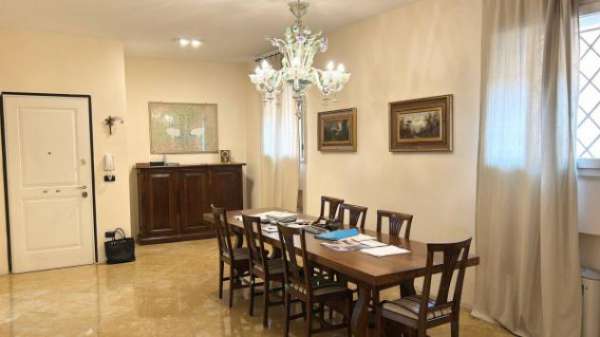 Foto Immobile di 100 m con 2 locali in affitto a Modena