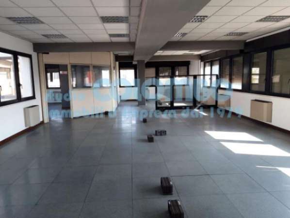 Foto Immobile di 1000 m con 3 locali in affitto a Brescia