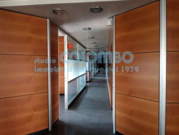 Foto Immobile di 1000 m con 3 locali in affitto a Brescia