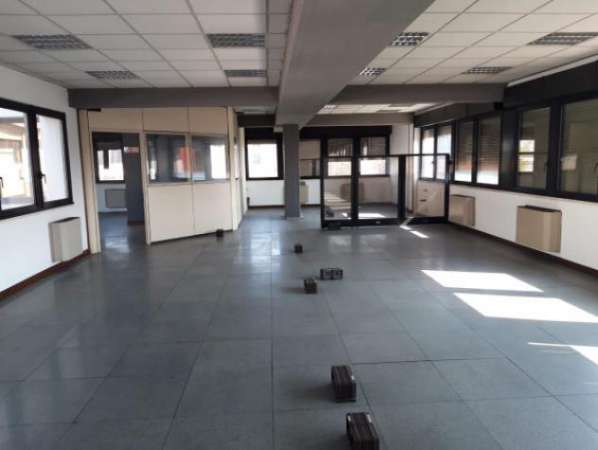 Foto Immobile di 1000 m con 3 locali in affitto a Brescia
