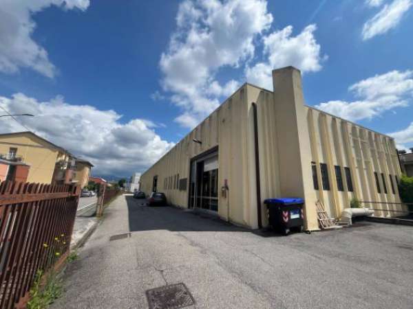 Foto Immobile di 1000 m con 3 locali in affitto a Brescia