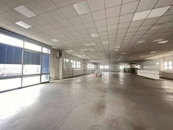 Foto Immobile di 1000 m con 3 locali in affitto a Brescia