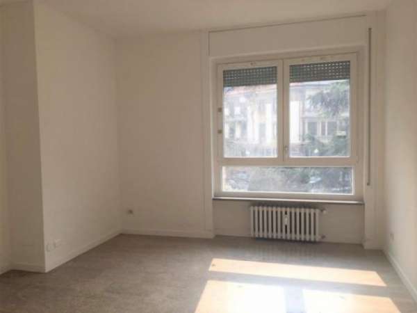 Foto Immobile di 102 m con 5 locali in affitto a Milano