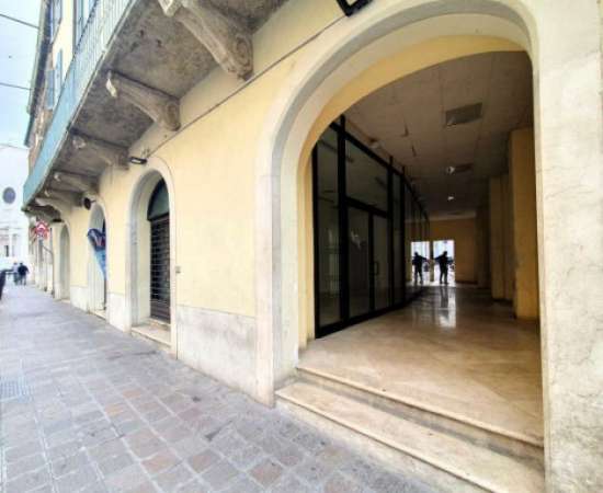 Foto Immobile di 111 m con pi di 5 locali in affitto a Brescia