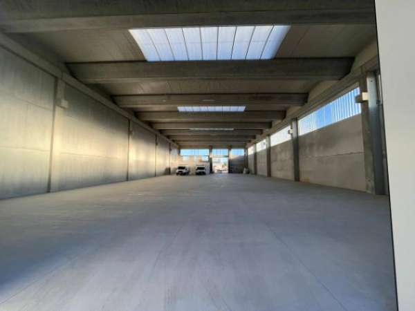 Foto Immobile di 1150 m con 2 locali in affitto a Montichiari